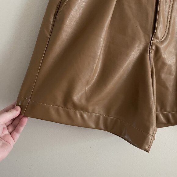 Abercrombie & Fitch Wmn S Pleated High Rise 6 Inch Vegan Leather Tailored Shorts - Picture 3 of 12